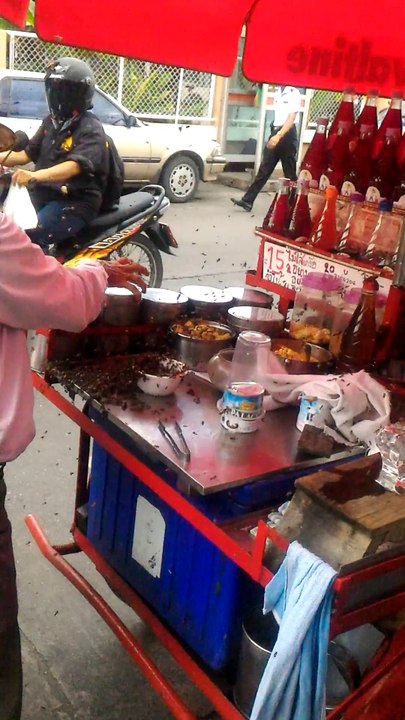 Des abeilles envahissent son stand de glace granité mais ça ne le gène pas plus que ça!