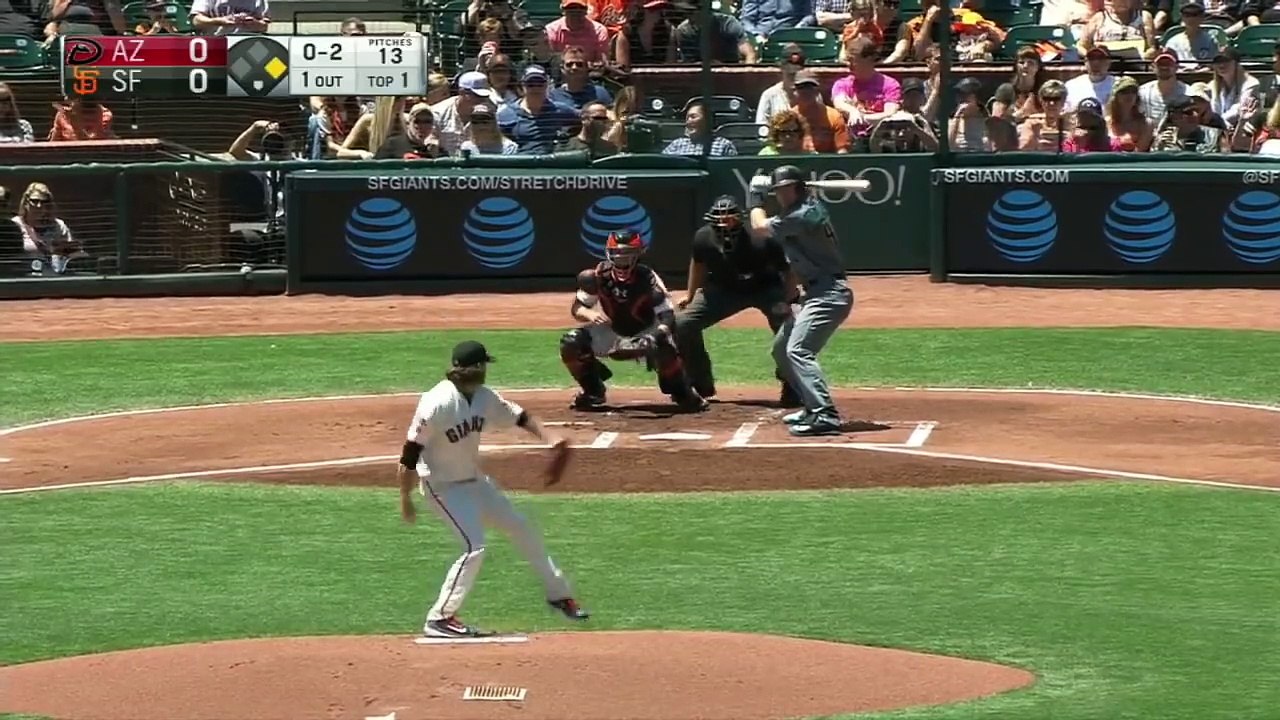 Une spectatrice a la mauvaise idée d'attraper une balle de baseball avec sa nourriture !