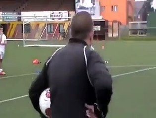 Ce gamin est un surdoué du ballon