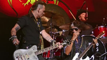 Des photos de Joe Perry qui s'est effondré sur scène