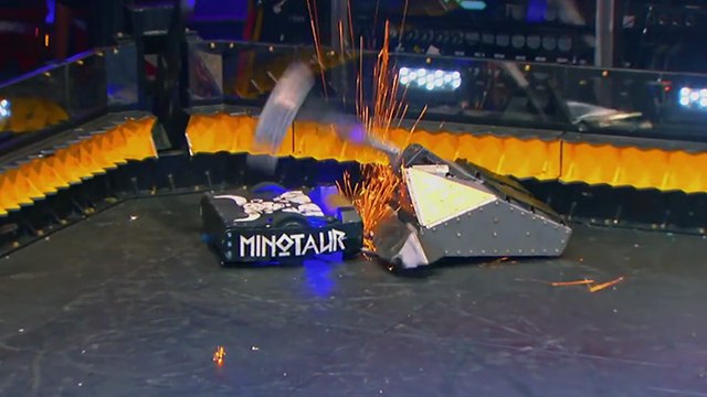 Deux robots s'affrontent dans une arène