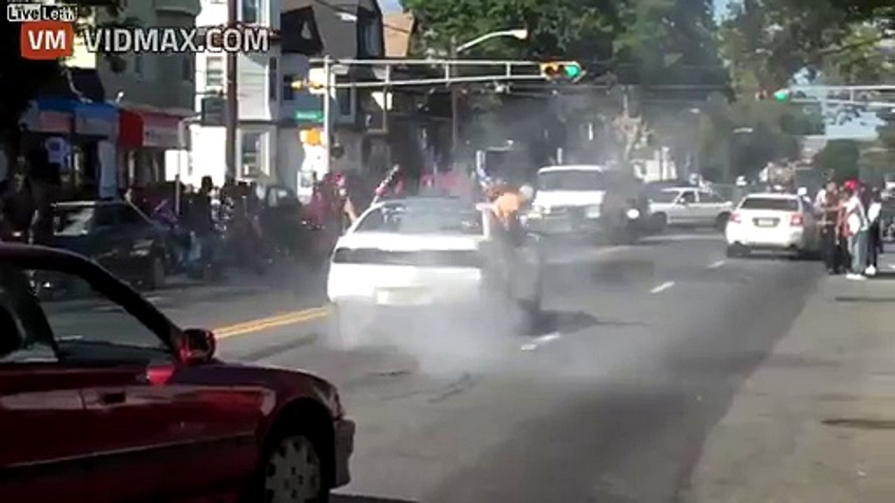 STUPID MOTORCYCLE SHOWOFF FAIL RESULTS IN BRUTAL CRASH