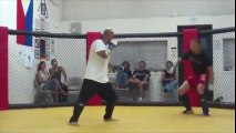 El KO brutal de un maestro de artes marciales a un luchador callejero