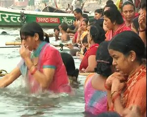 devotees bathe in the Ganges on Kartik Purnima
