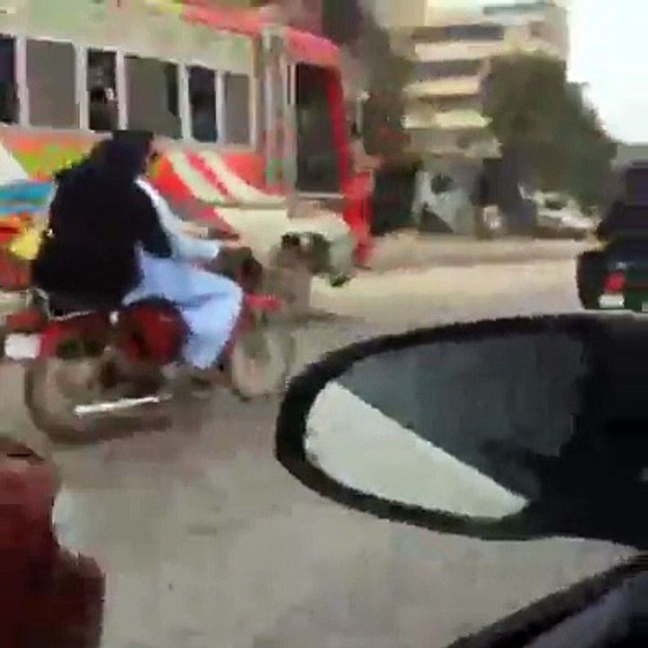 CM KPK moving in karachi without distrubing traffic.