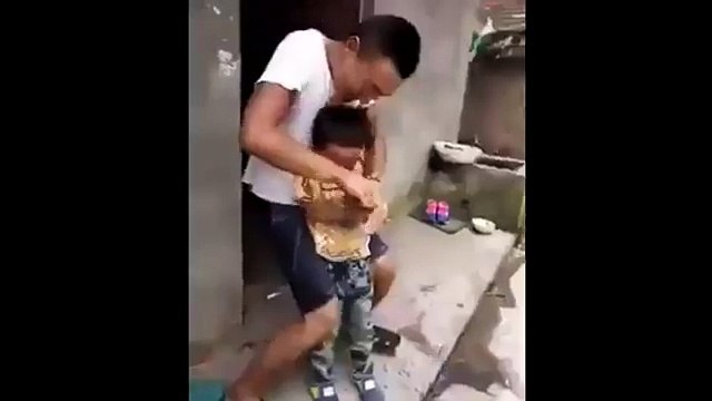 FAIL : un homme rate son tour de magie et se prend une porte