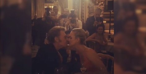 Johnny Hallyday chante une sérénade à Laeticia en plein dîner de gala (vidéo)