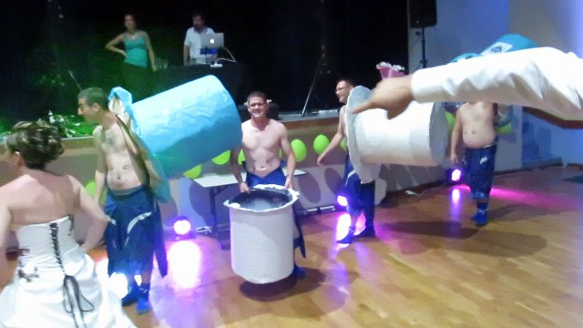 LA DANSE DES CHAPEAUX (-MARIAGE DE MICA ET AUDE) suite