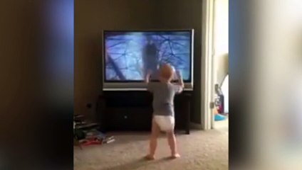 Pequeño Rocky Balboa entrena frente al televisor