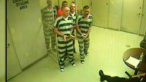 Des détenus forcent la porte de leur cellule pour aider un gardien