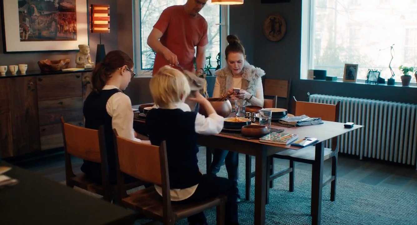 MAGGIE'S PLAN Official TRAILER (Ethan Hawke, Julianne Moore)