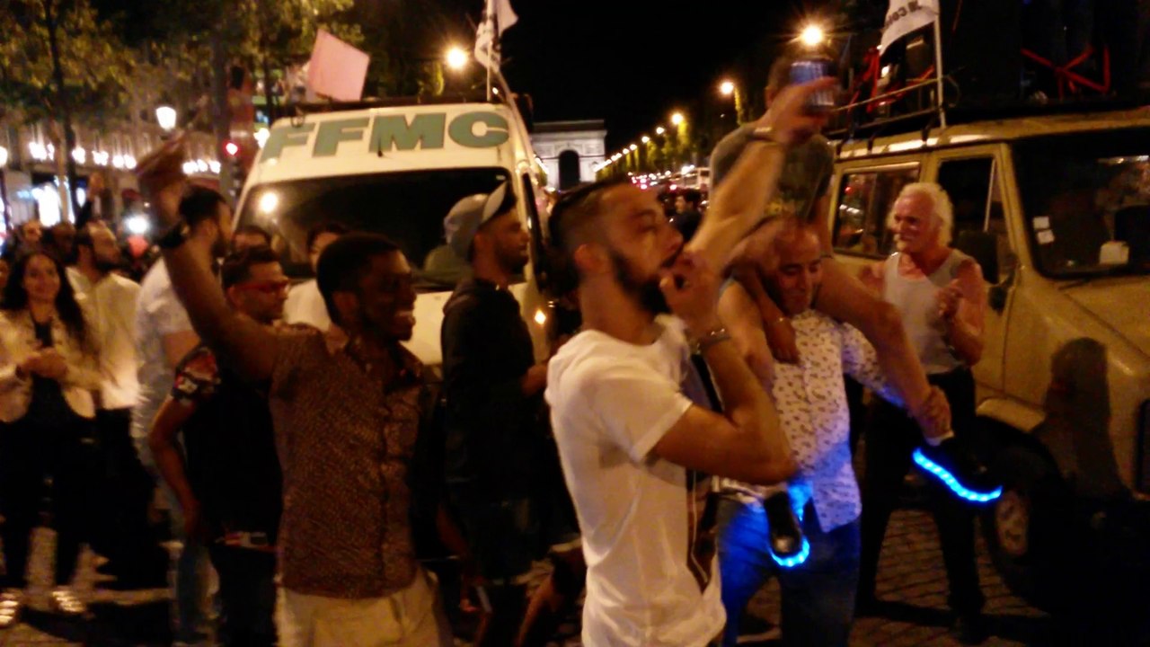 Nuit 2 Roues : teuf sur l'avenue des Champs Élysées bloquée par les motard-e-s en colère