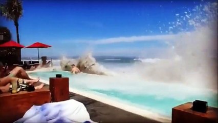 Vagues géantes s'écrase sur un hôtel à Bali !