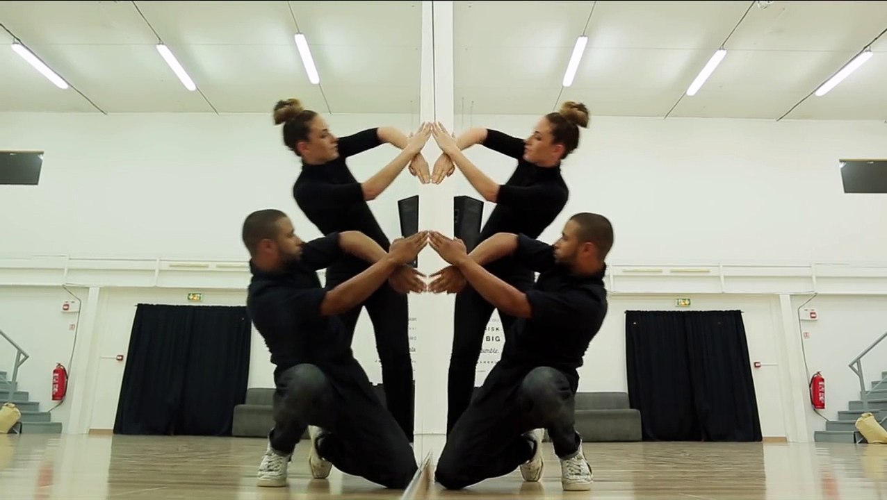 Ce couple de danseur utilisent un miroir dans une chorégraphie épatante