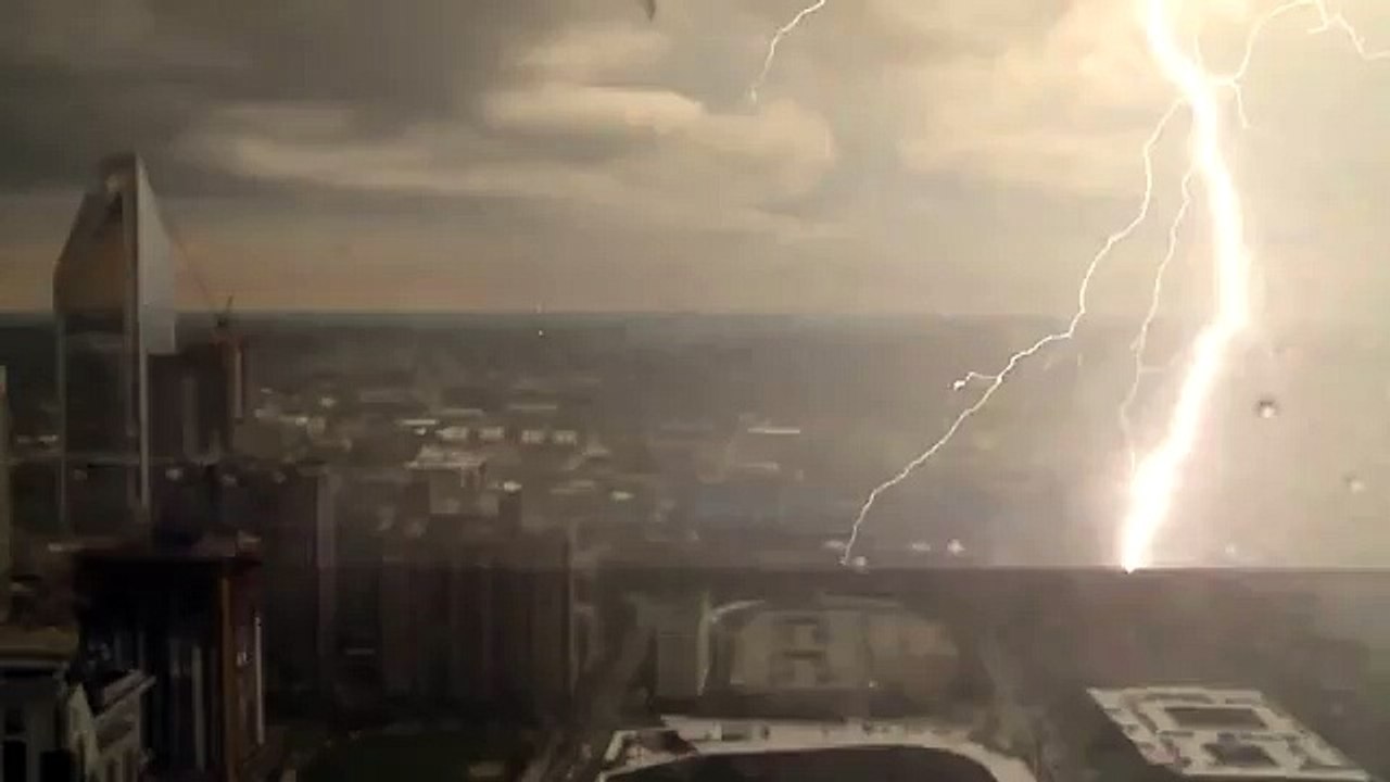 Orage terrible au dessus du Bank of America Stadium
