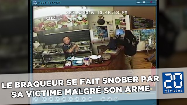 Le braqueur se fait snober par sa victime malgré son arme
