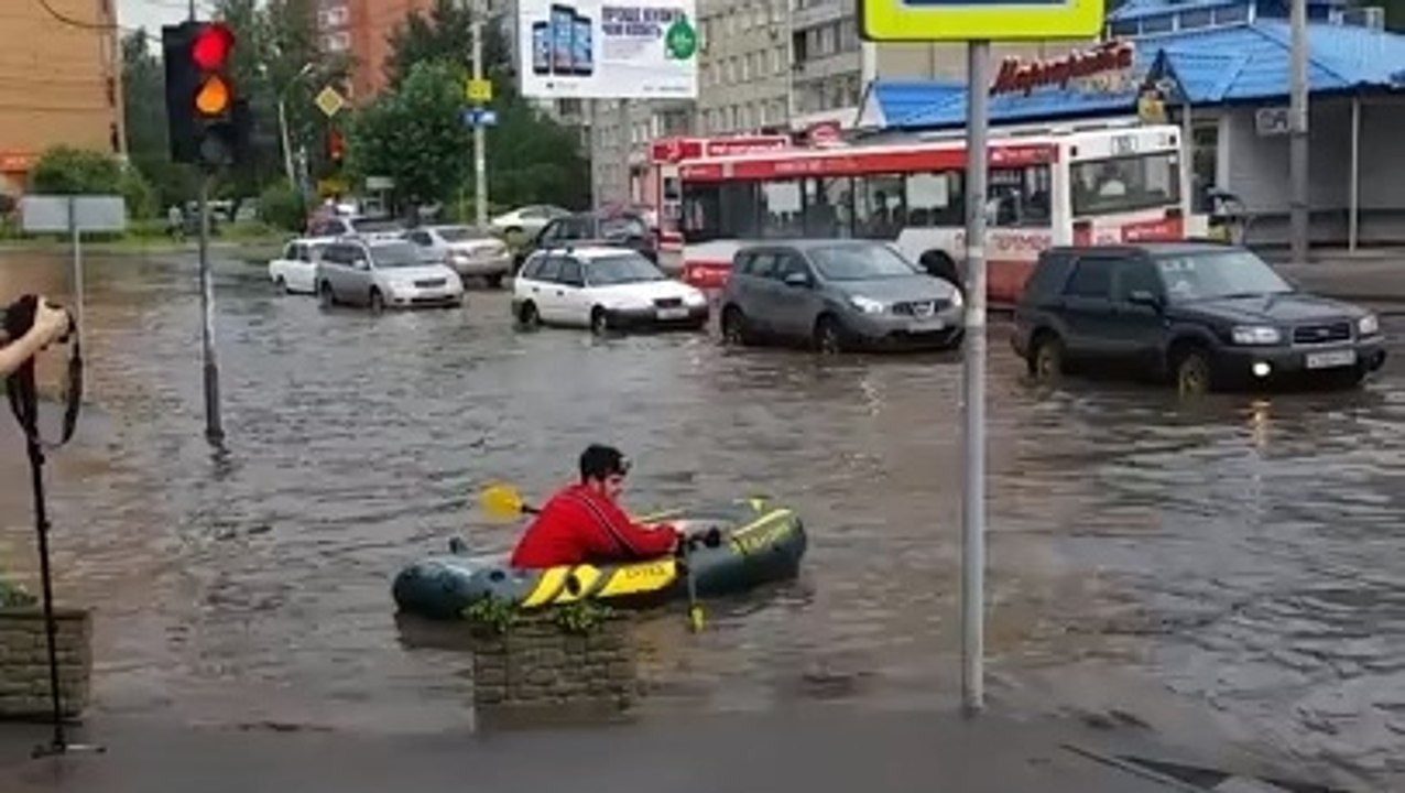 При такой погодке можно плавать только в лодке!