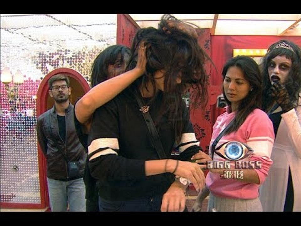 BB9 | 09th Dec 2015 | Mandana Karimi & Kishwer Merchantt Get Nastily Physical In Bhoot Bangla Task