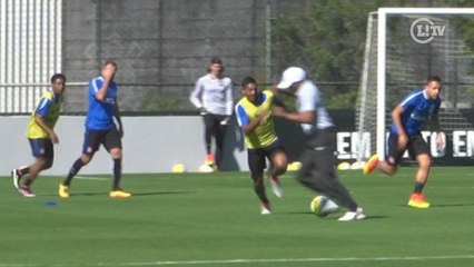 Sai daí, Cristóvão! Técnico faz corta-luz, quase leva carrinho e Cássio ri da situação