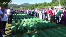 Miles de personas rinden homenaje a 127 víctimas de la masacre de Srebrenica