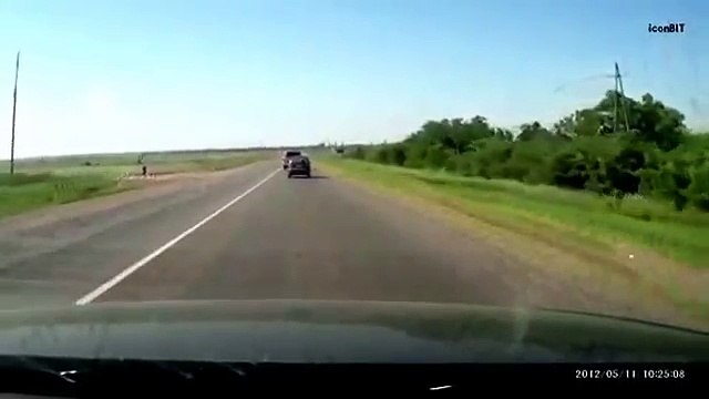 Así impactó este ladrillo contra el parabrisas de un carro