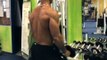 Training & Posing im Fitnessstudio - Bodybuilding Motivation