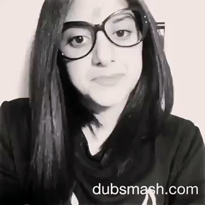شكل نور ستارز و هي بتغني اغنية هندية ههه
