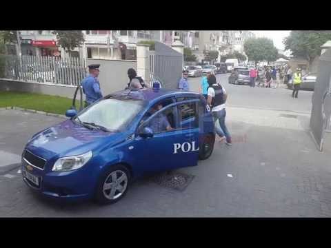 28-VJEÇARI PLAGOS PUNONJËSIN E SERVISIT, I VJEDH MAKINËN KLIENTIT