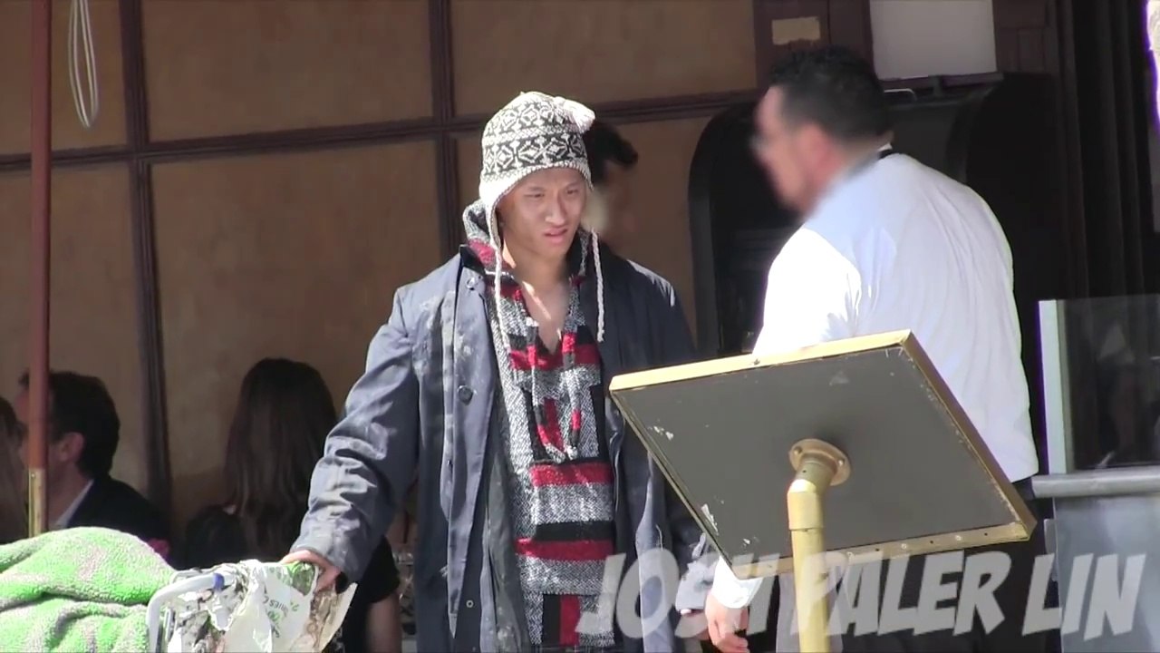 il se fait passer pour un SDF regarder la suite MDR