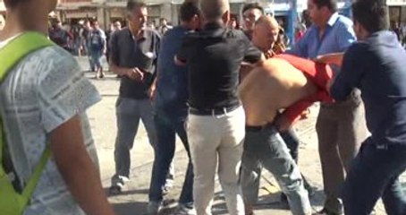 Taksim Meydanı'nda Tekme Tokat 'İlan Yapıştırma' Kavgası