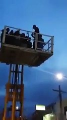 MEXIQUE - Une nacelle s"effondre lourdement lors d'une fête de rue