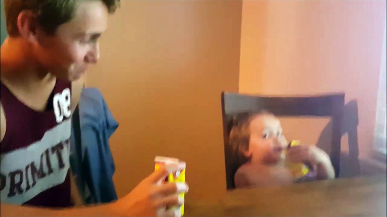 Ce bébé essaie de roter comme son grand frere! ahaha