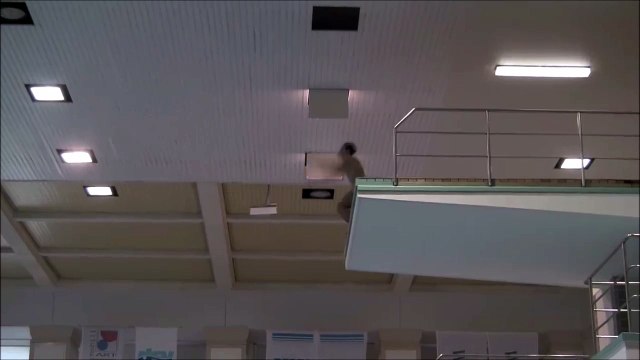 Plongeon bien raté : plat de 10m de haut, bien douloureux