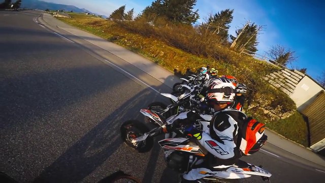 Course de moto moteurs éteints... Aller on pousse avec les pieds