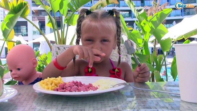 Беби Борн и Ярослава купаются в бассейне – отдых в отеле. Видео для детей Baby Born Doll Bath Time