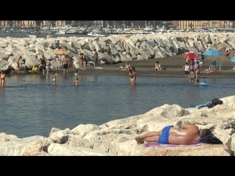 Napoli - Il lido Mappatella una fogna a cielo aperto (12.07.16)