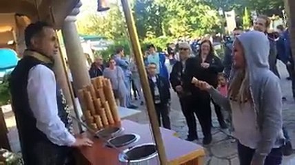 بائع بوظة يمازح فتاة هولندية .... شاهد كيف كانت ردة فعلها