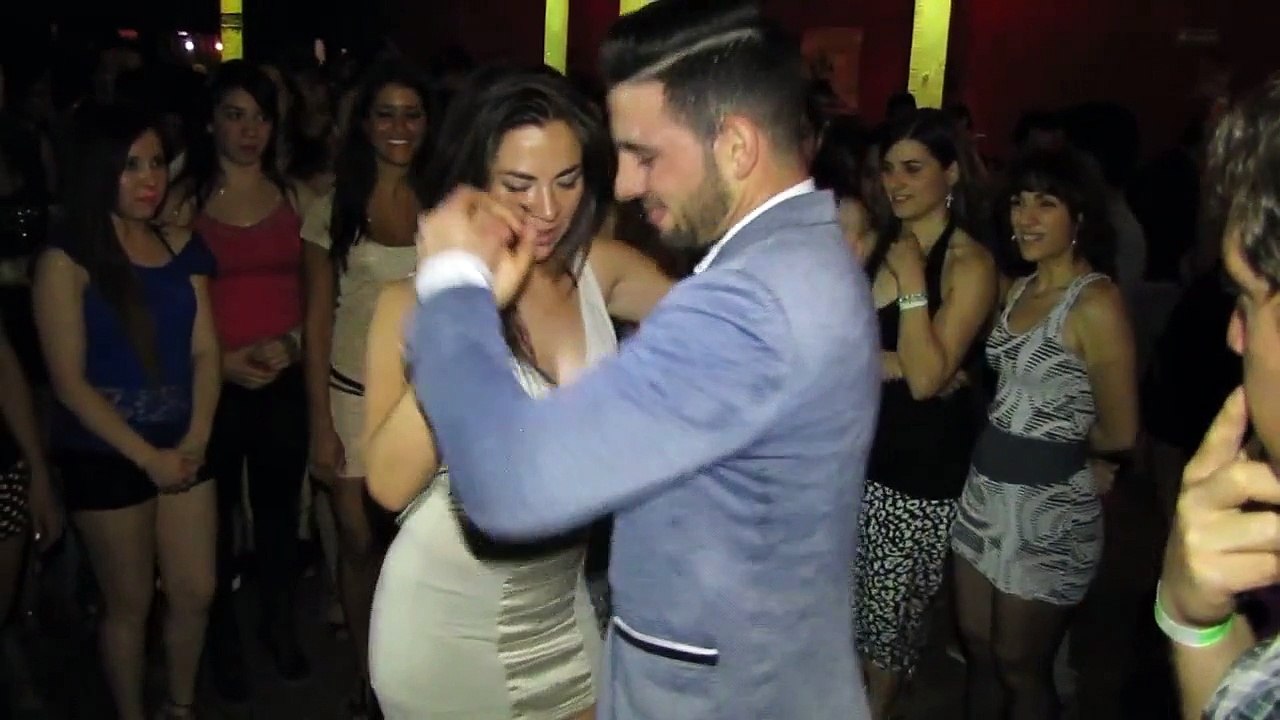 Tânărul o invită la dans pe această femeie. Când încep să se miște, nu-ți poți lua privirea de la ei.