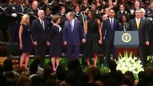 De locos: Ex presidente baila en medio de un funeral