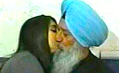 ਆਹ ਦੇਖੋ ਬਾਬਾ ਕੀ ਕਰਦਾ ਕੁੜੀ ਨਾਲ । Shameful Video for Sikhs