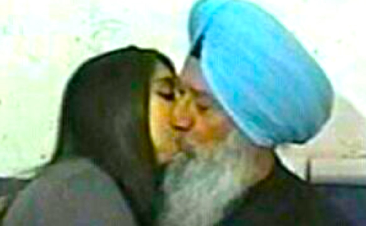ਆਹ ਦੇਖੋ ਬਾਬਾ ਕੀ ਕਰਦਾ ਕੁੜੀ ਨਾਲ । Shameful Video for Sikhs