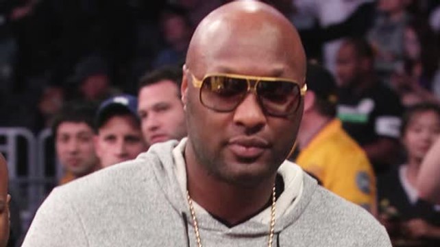 Lamar Odom escorté hors d'un avion après s'être vomi dessus