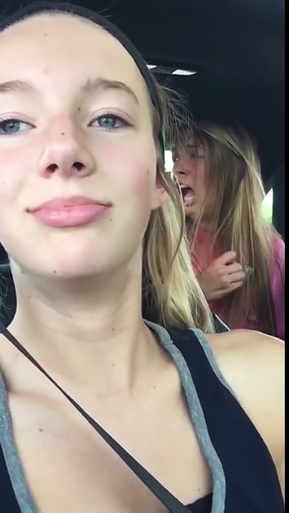 Quand une guêpe entre dans la voiture en slow motion