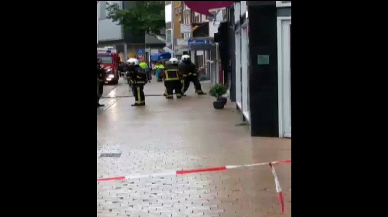 Brandweer hakt zich een weg naar binnen in brandend restaurant - RTV Noord