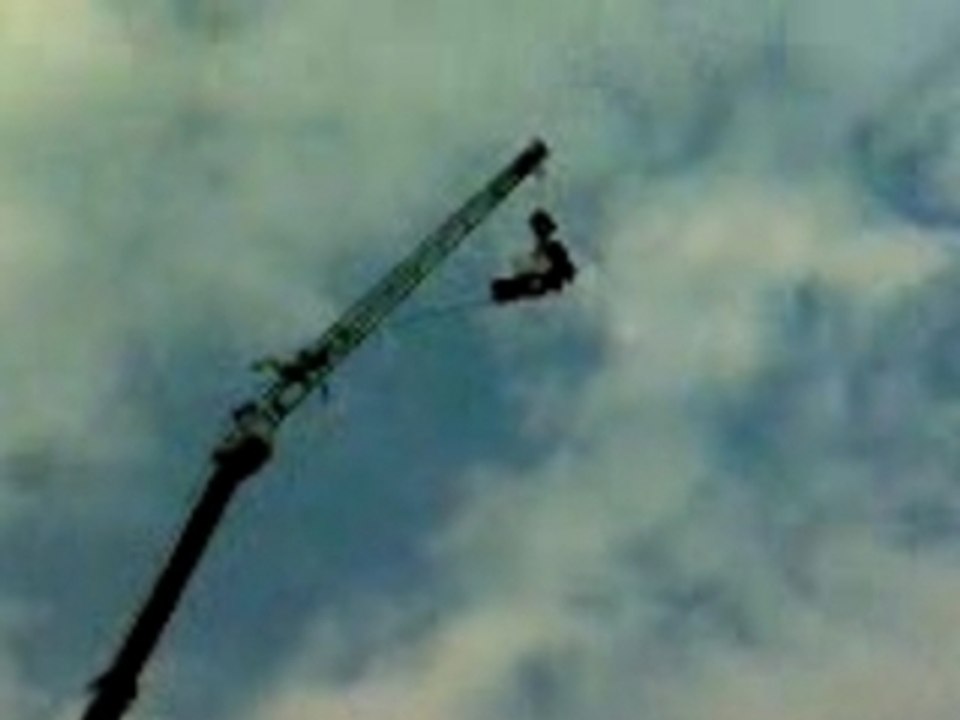Big saut à l'élastique depuis une grue