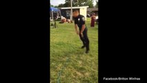 Un officier de police fait une démonstration de breakdance