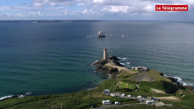 Brest 2016. L'Hermione entre en rade de Brest vue du ciel