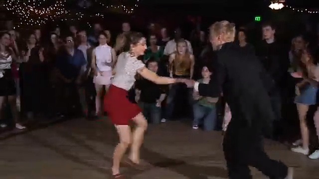 Ils arrivent sur la piste de danse, mais attendez de voir la manière dont ils vont bouger