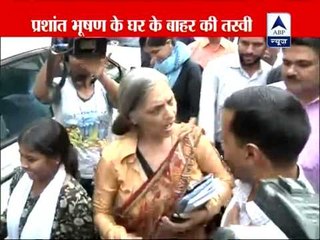 Former IAC member Annie Kohli confronts Kejriwal, drama outside Bhushan's house