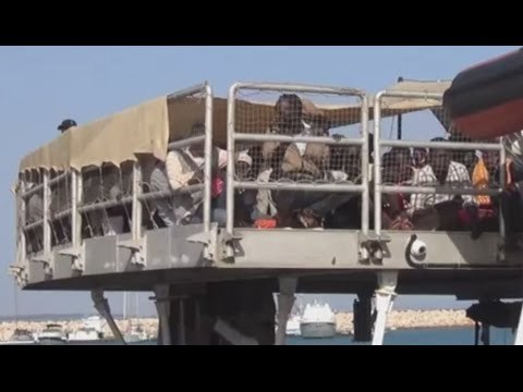Pozzallo (RG) - Sbarco di 200 migranti, arrestati tre scafisti (13.07.16)
